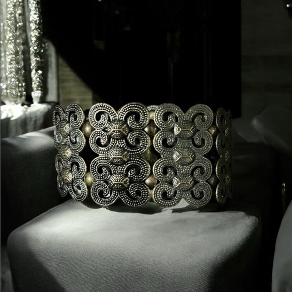 Vintage Antique Gold Asian Design, Wide Stretch Cuff Bracelet 🪭